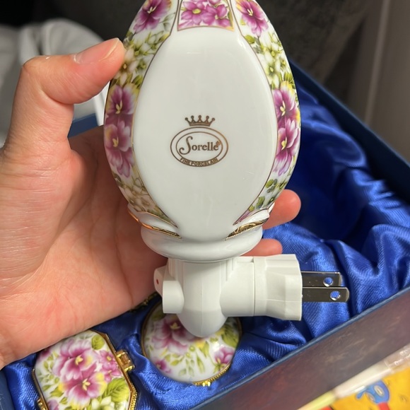 Sorelle Fine Porcelain Set - Picture 10 of 10